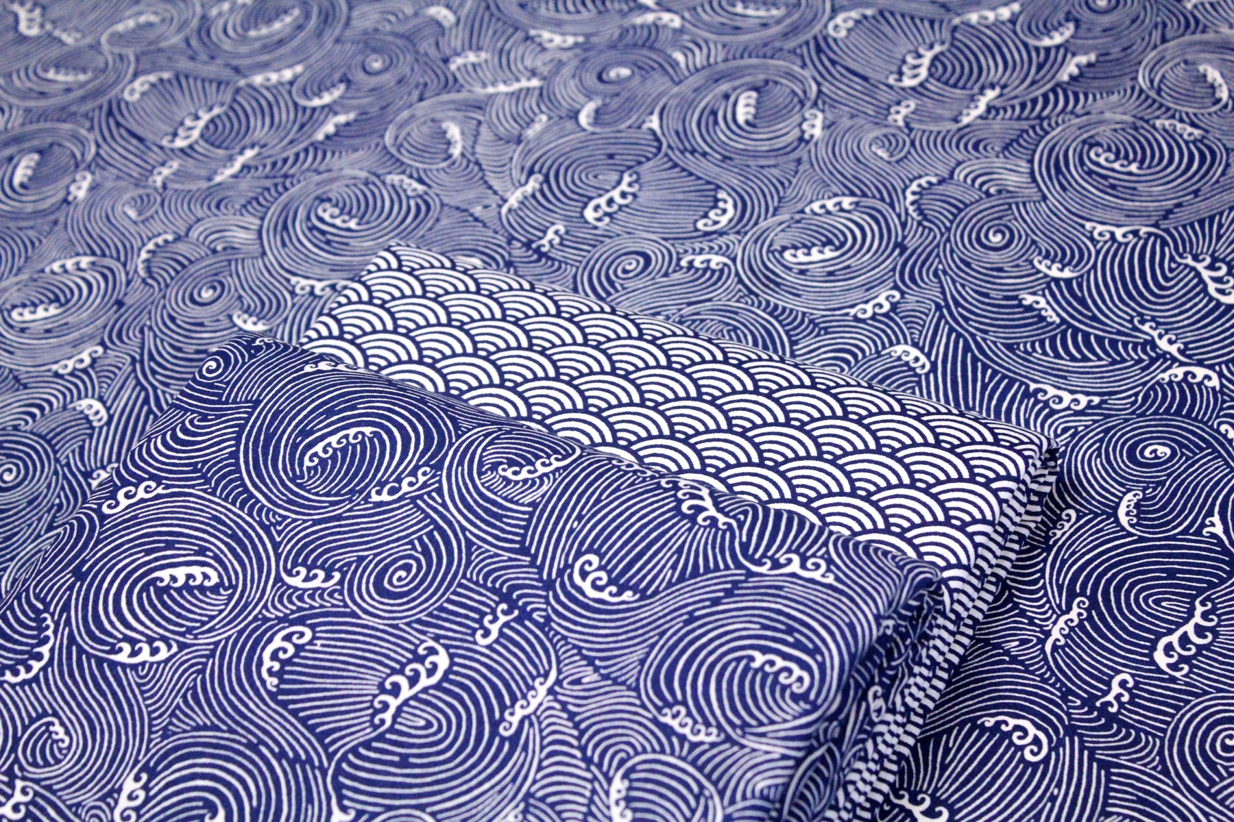 Dans la vague bleue des vagues japonaises - TissusPapi.com