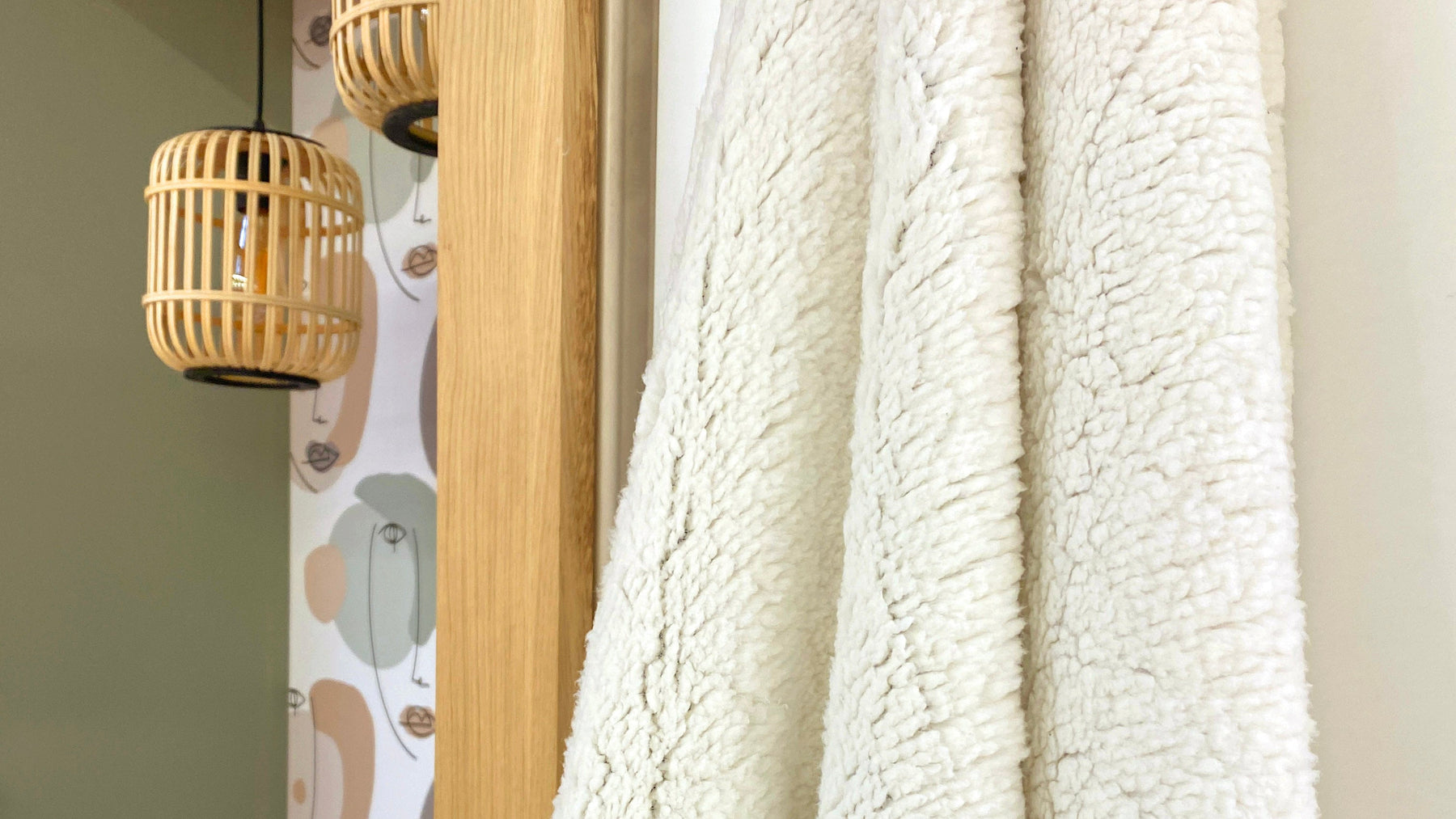 Idée couture : une couverture tissu sherpa mouton et double gaze de coton, recto verso, le combo de la douceur ! - TissusPapi.com