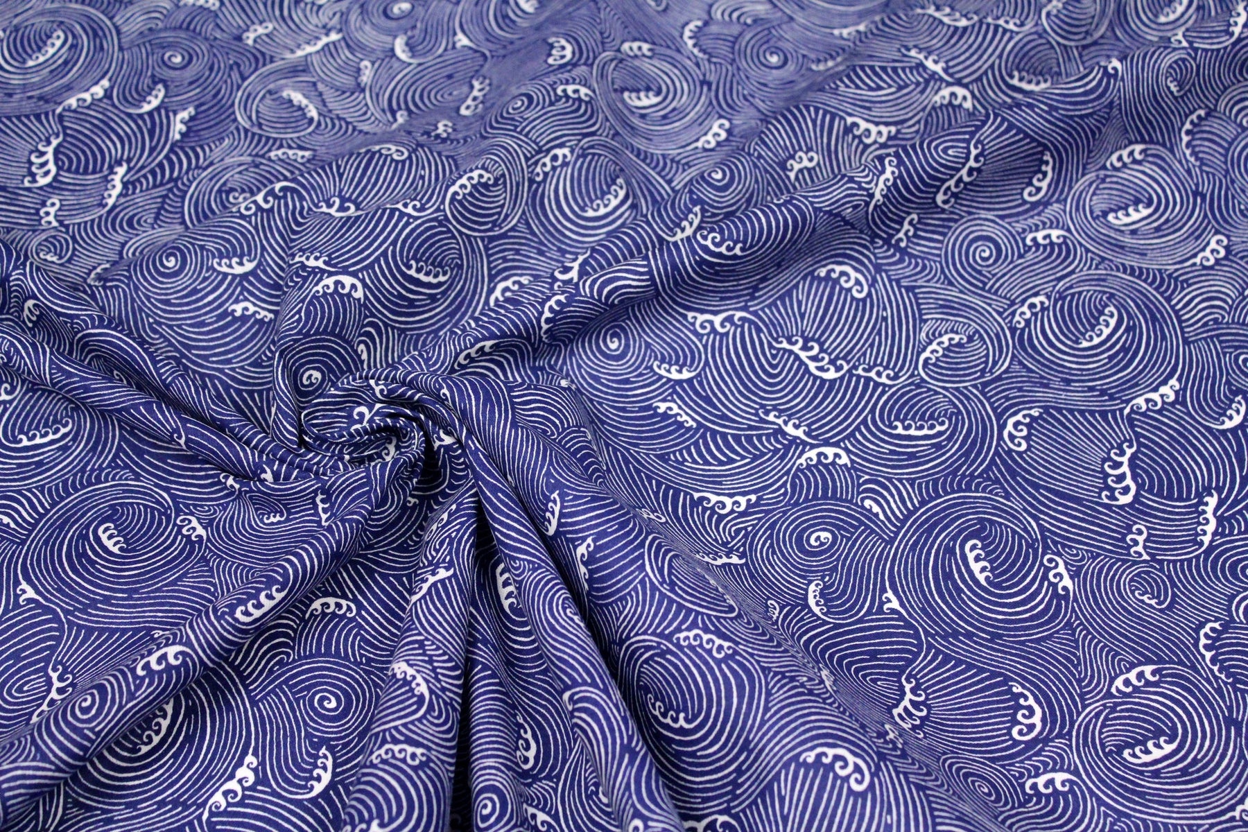 Quand la grande vague de Kanagawa du peintre Hokusai inspire nos tissus aux vagues japonaises - TissusPapi.com