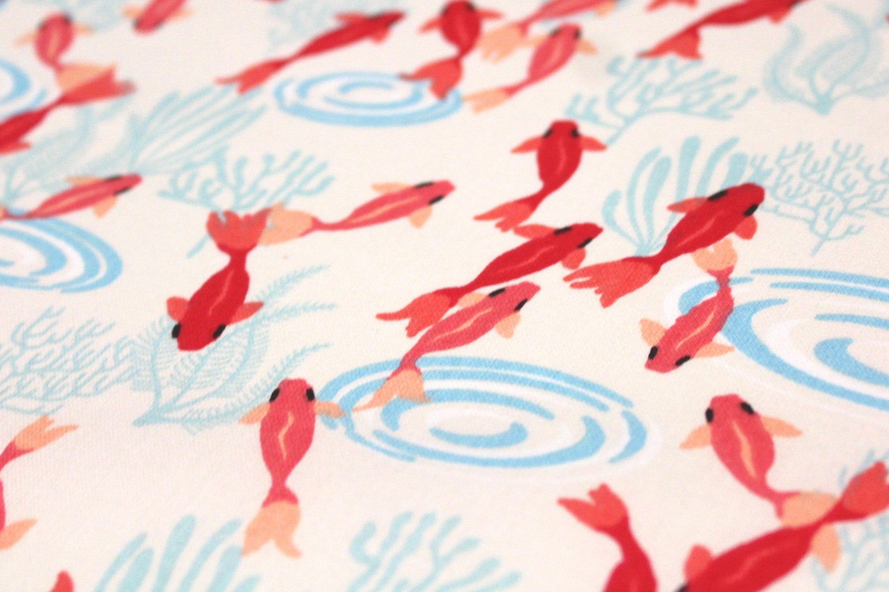 Tissus japonais aux poissons koï : dans la plus pure tradition japonaise - TissusPapi.com