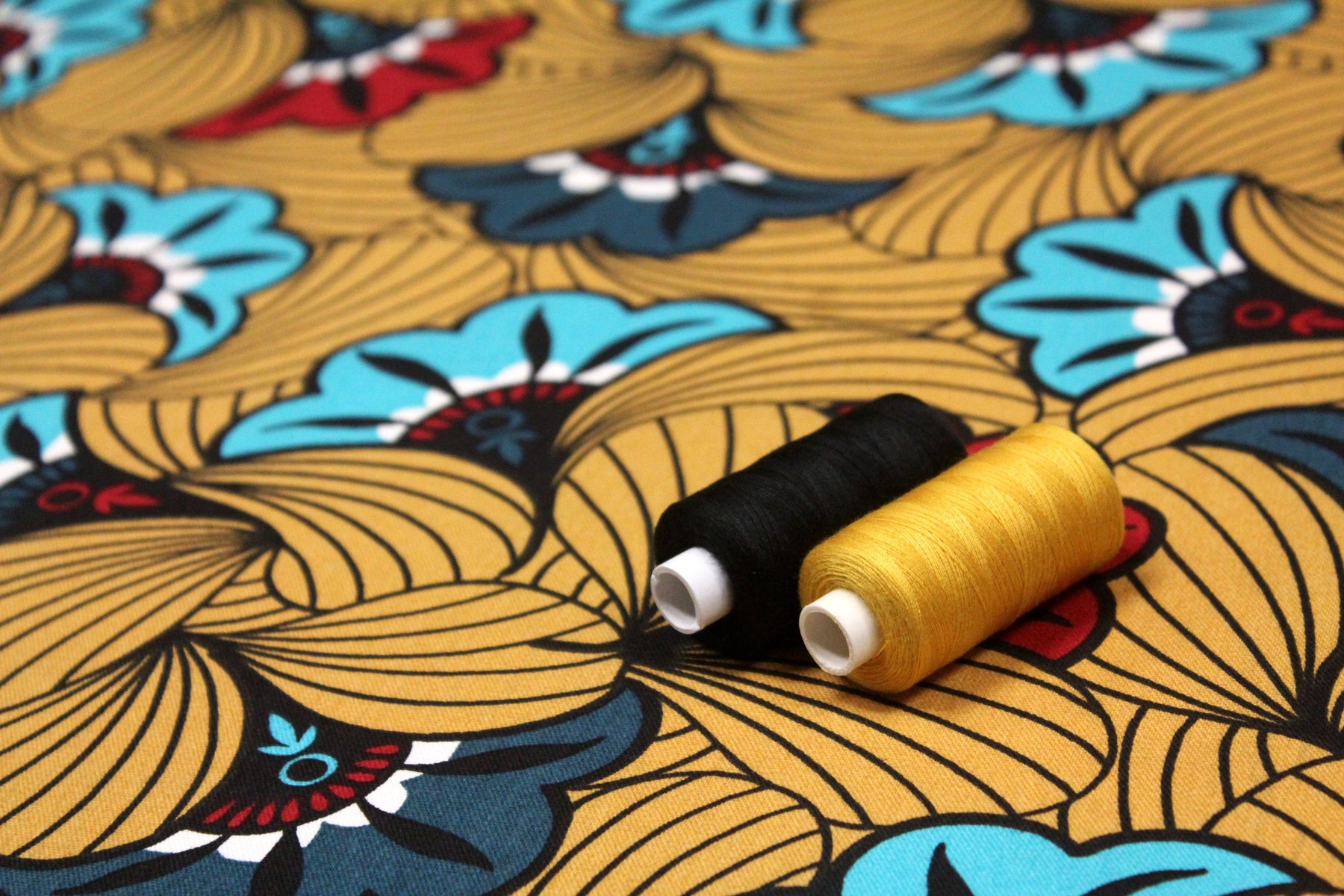 Quelle couleur de fil utiliser pour coudre un tissu ? - TissusPapi.com