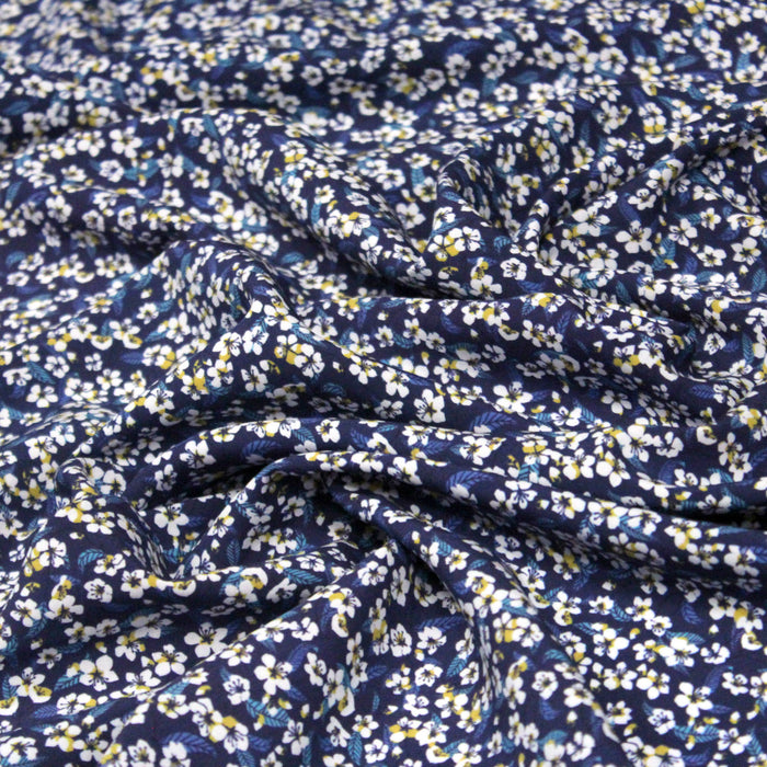 Tissu viscose fluide bleu aux fines fleurs de cerisier japonais blanches - COLLECTION SAKURA - OEKO-TEX