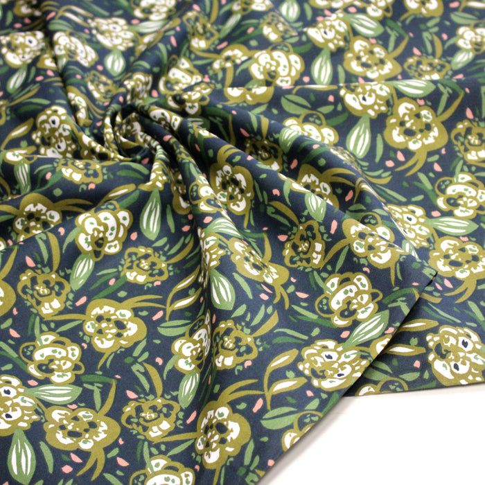 Tissu cotonnade fleuri tropical aux fleurs kaki et vertes, fond bleu marine - OEKO-TEX STANDARD 100