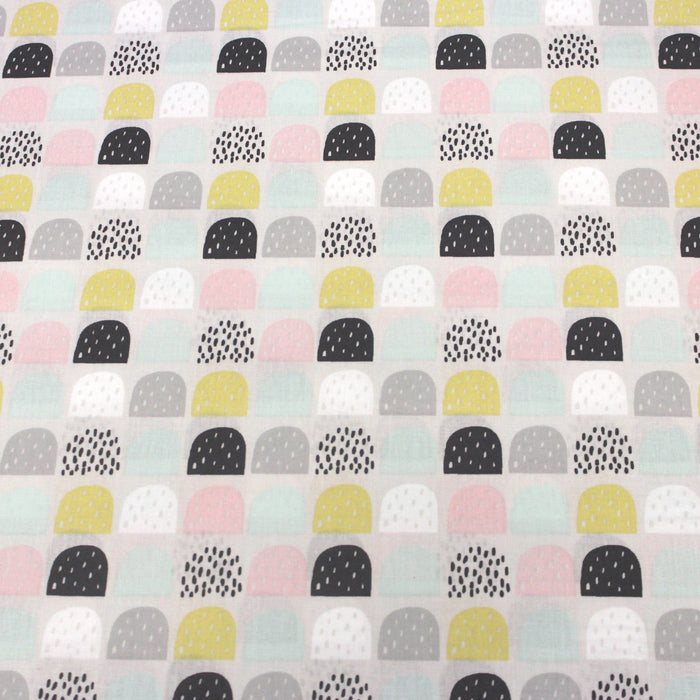 Tissu de coton aux demi cercles aux couleurs douces, rose pâle, vert pâle, jaune - OEKO-TEX