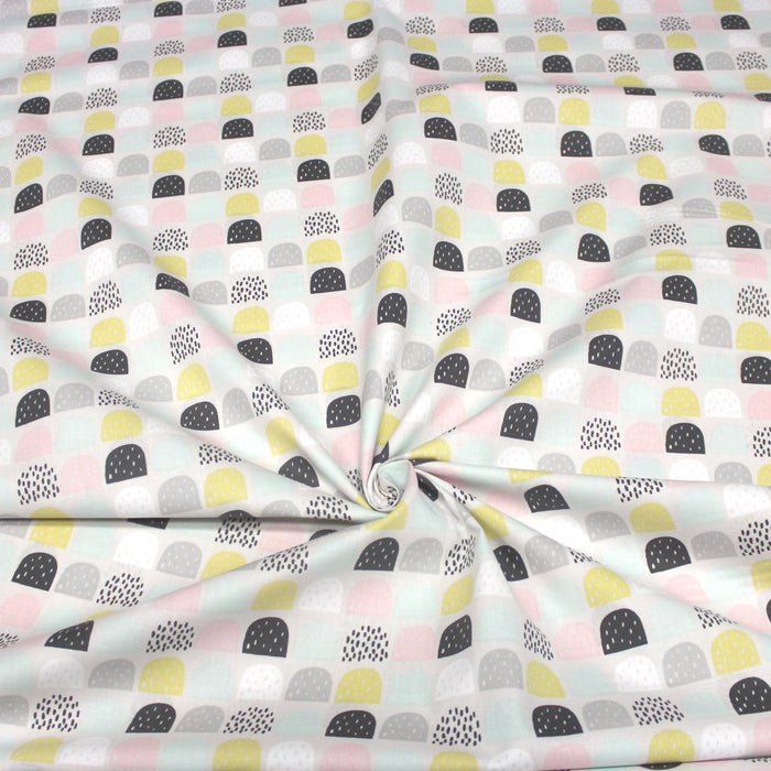 Tissu de coton aux demi cercles aux couleurs douces, rose pâle, vert pâle, jaune - OEKO-TEX