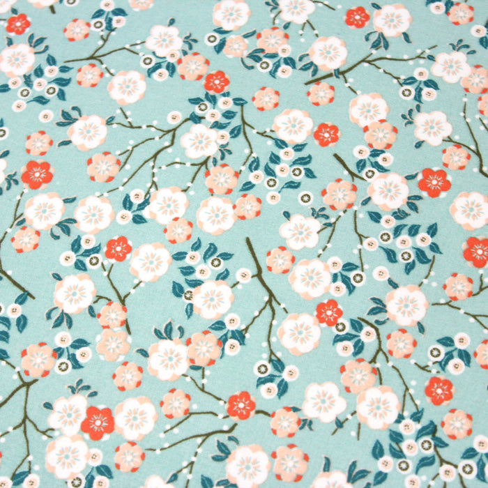 Tissu de coton aux fleurs de cerisier japonais Sakura blanches, jaunes et roses, fond bleu ciel - OEKO-TEX