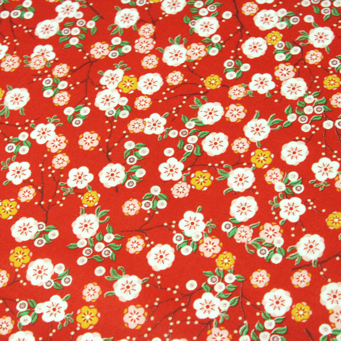 Tissu de coton aux fleurs de cerisier japonais Sakura blanches, jaunes et roses, fond rouge - OEKO-TEX