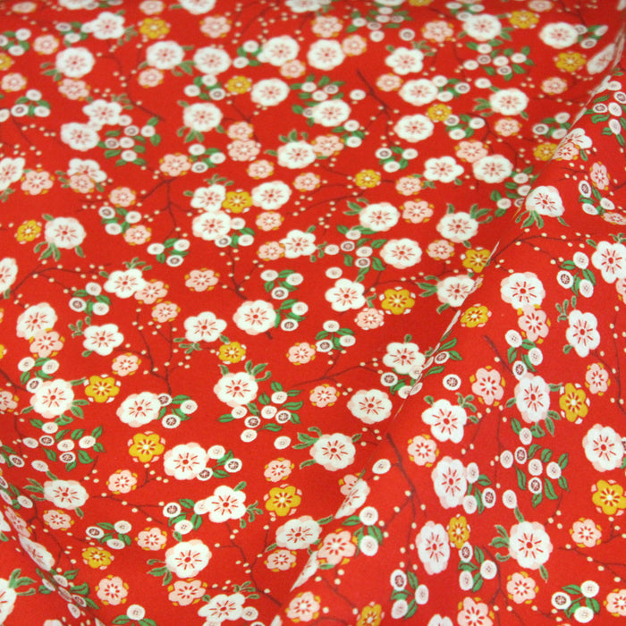Tissu de coton aux fleurs de cerisier japonais Sakura blanches, jaunes et roses, fond rouge - OEKO-TEX