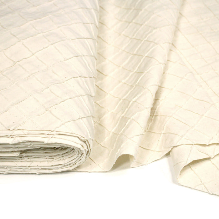 Tissu écru aux carrés cousus façon patchwork