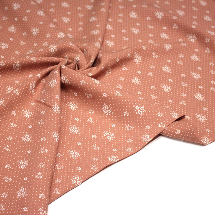 Tissu popeline de viscose vieux rose aux fins pois et petites fleurs écrues - Fabrication française - OEKO - TEX - TissusPapi.com