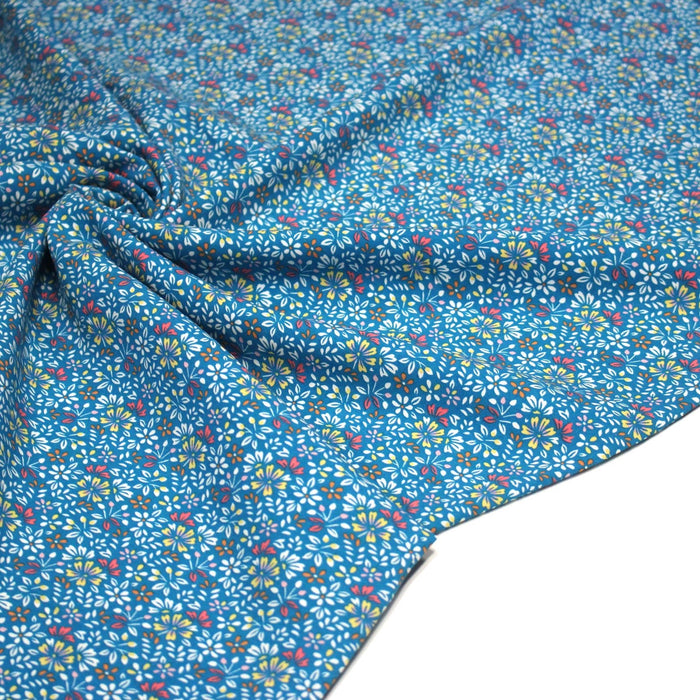 Tissu popeline de viscose bleu turquoise aux fines fleurs blanches et jaunes - Fabrication française - OEKO - TEX - TissusPapi.com