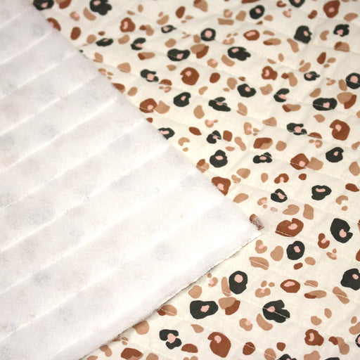 Tissu matelassé LEOPARD, écru et taches léopard noires, roses, ocres - OEKO - TEX - TissusPapi.com