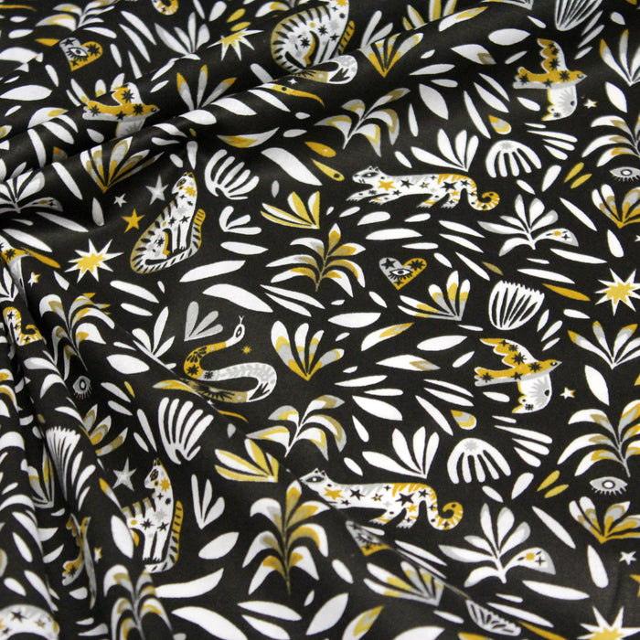 Tissu de coton noir aux feuilles et animaux blancs & multicolores - COLLECTION YUCATAN - OEKO - TEX STANDARD 100 - TissusPapi.com