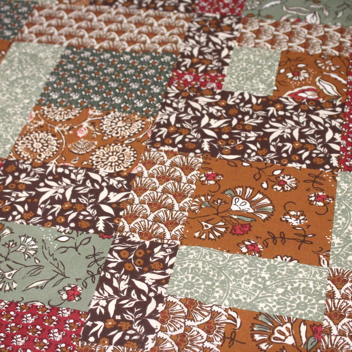 Tissu cotonnade patchwork de motifs fleuris indiens rouges et verts - COLLECTION KALAMKARI - OEKO-TEX