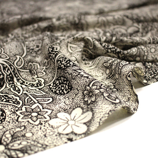 Tissu viscose fluide écru aux fleurs indiennes noires - COLLECTION KALAMKARI - TissusPapi.com