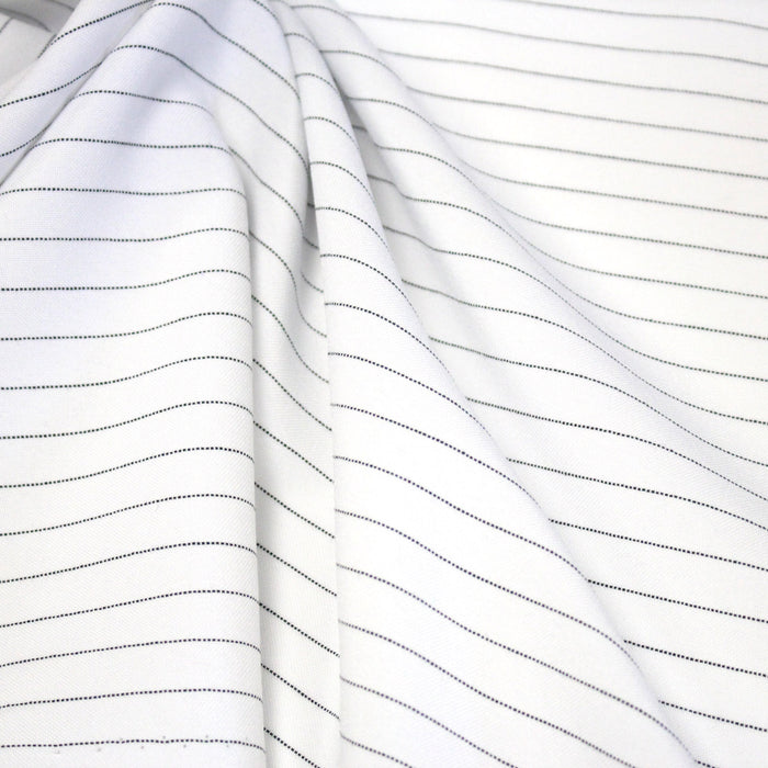 Tissu habillement polyester blanc aux très fines rayures noires, rayures CHALK STRIPE - TissusPapi.com