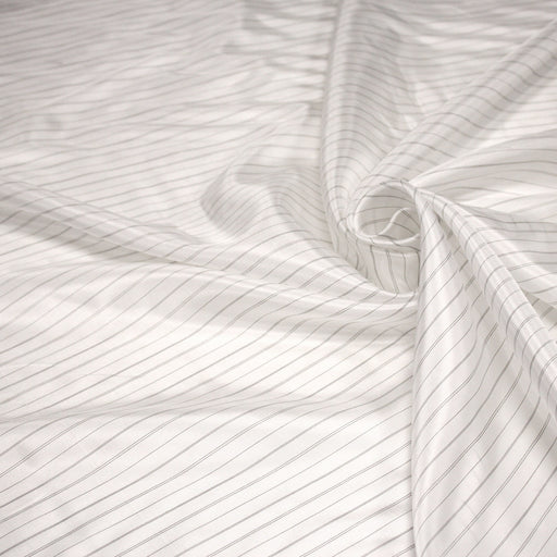 Tissu doublure de polyester blanc cassé à fines rayures noires - TissusPapi.com