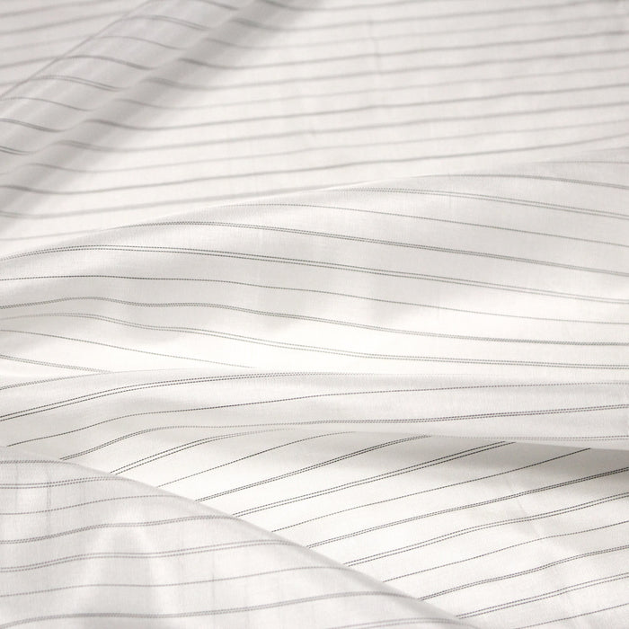 Tissu doublure de polyester blanc cassé à fines rayures noires - TissusPapi.com