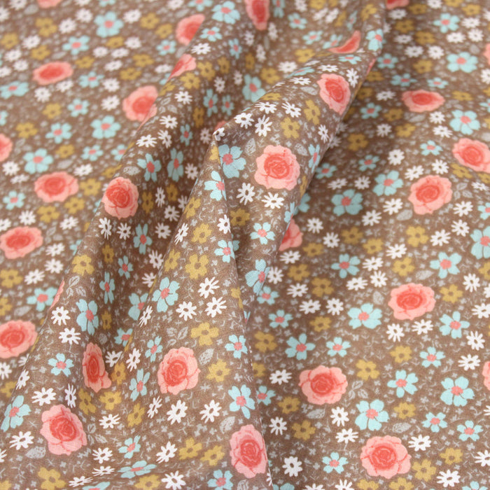 Tissu cotonnade caramel au motif fleuri aux fleurs roses et bleues - OEKO - TEX STANDARD 100 - TissusPapi.com