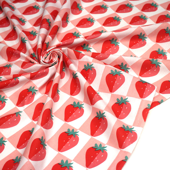 Tissu cotonnade MARIGUETTE, fraises & carreaux blancs roses - OEKO - TEX STANDARD 100 - TissusPapi.com
