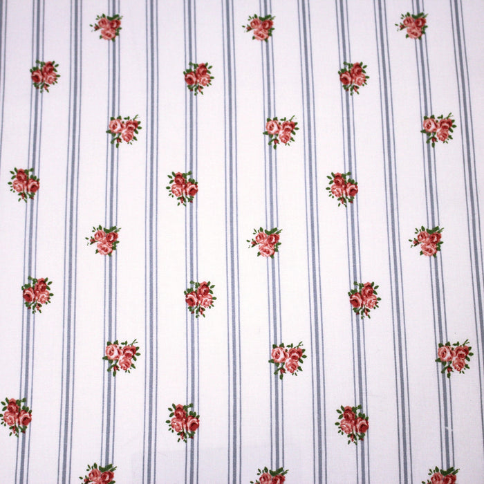 Tissu cotonnade PRIMROSE LANE, motif britannique fleuri : roses et fines rayures bleues - OEKO - TEX STANDARD 100 - TissusPapi.com