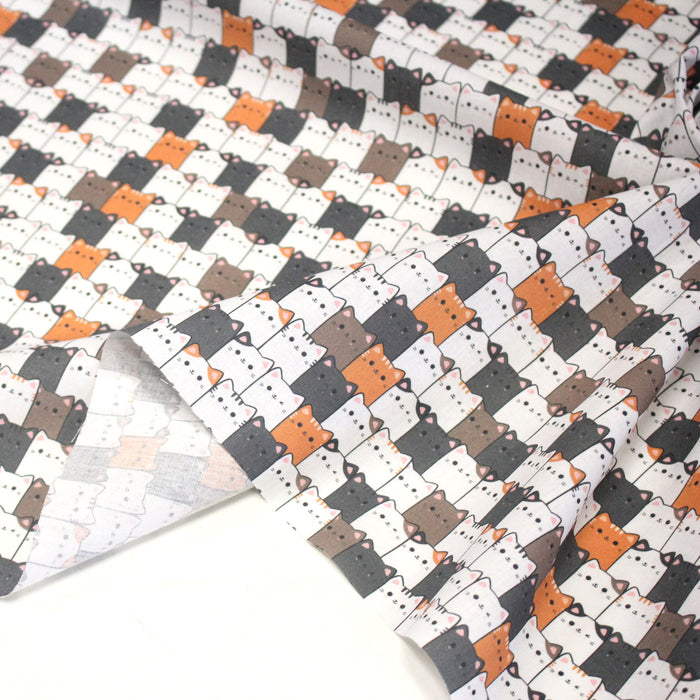 Tissu cotonnade KAWAII aux chats japonais blancs, gris et roux - OEKO - TEX - TissusPapi.com