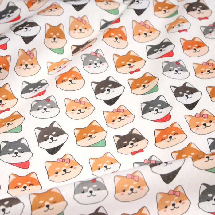 Tissu cotonnade KAWAII aux chiens japonais Shiba blancs, gris et roux, noeud papillon & bandanas - OEKO - TEX - TissusPapi.com