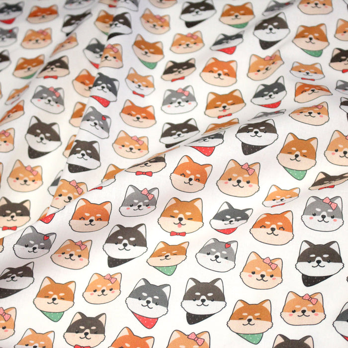 Tissu cotonnade KAWAII aux chiens japonais Shiba blancs, gris et roux, noeud papillon & bandanas - OEKO - TEX - TissusPapi.com