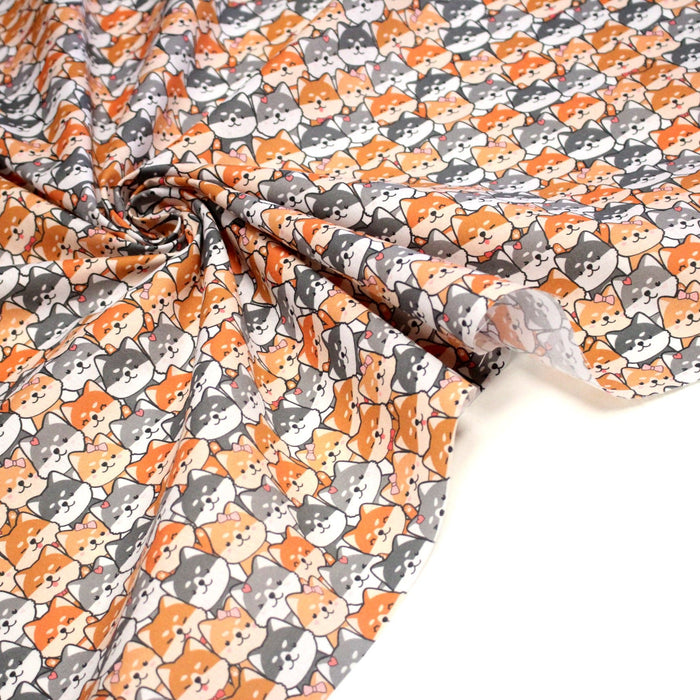 Tissu cotonnade KAWAII aux chiens japonais Shiba blancs, gris et roux, noeud papillon - OEKO - TEX - TissusPapi.com
