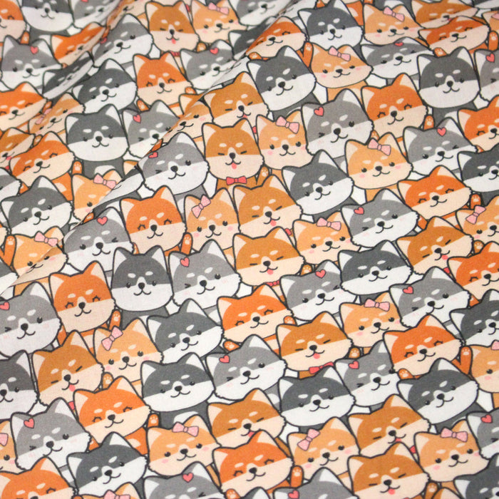 Tissu cotonnade KAWAII aux chiens japonais Shiba blancs, gris et roux, noeud papillon - OEKO - TEX - TissusPapi.com