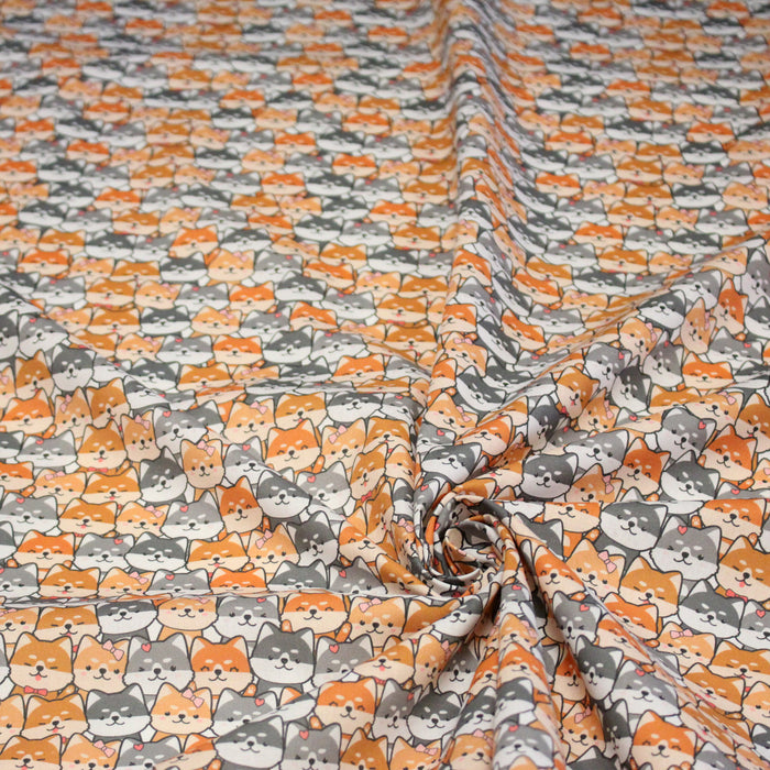 Tissu cotonnade KAWAII aux chiens japonais Shiba blancs, gris et roux, noeud papillon - OEKO - TEX - TissusPapi.com