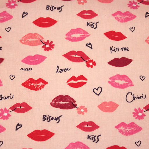 Tissu cotonnade BISOUS MON CHÉRI, rose aux bouches rouges - OEKO - TEX STANDARD 100 - TissusPapi.com