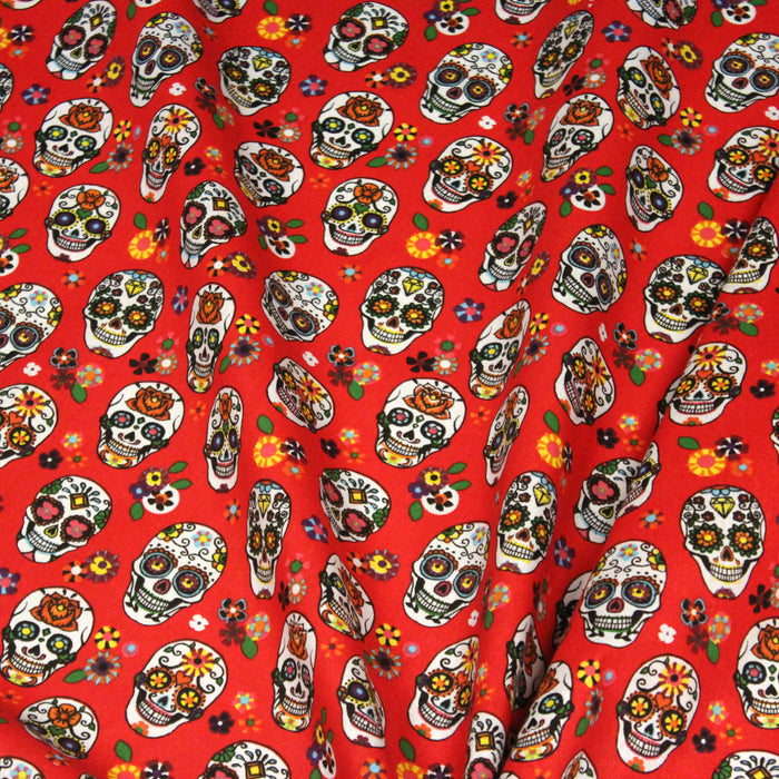 Tissu de coton aux crânes et fleurs de couleurs, fond rouge - COLLECTION CALAVERAS