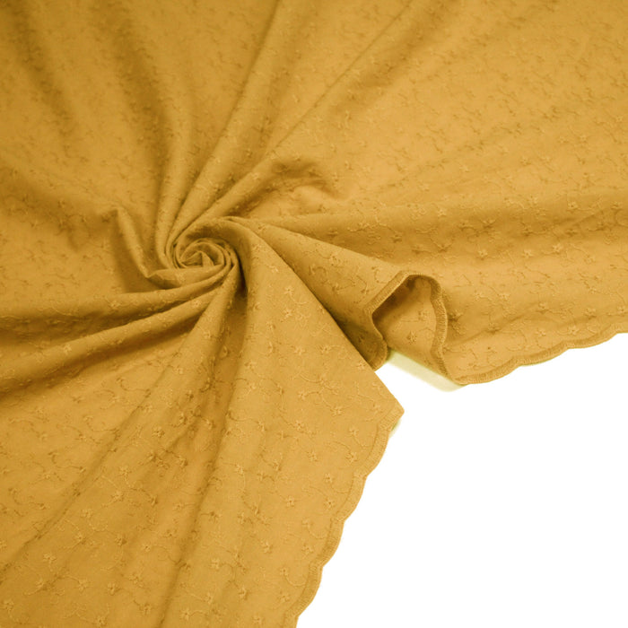 Tissu broderie anglaise fleurie 100% coton jaune safran, à double feston - TissusPapi.com