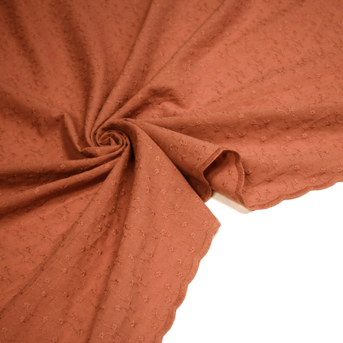 Tissu broderie anglaise fleurie 100% coton orange rouille, à double feston - TissusPapi.com