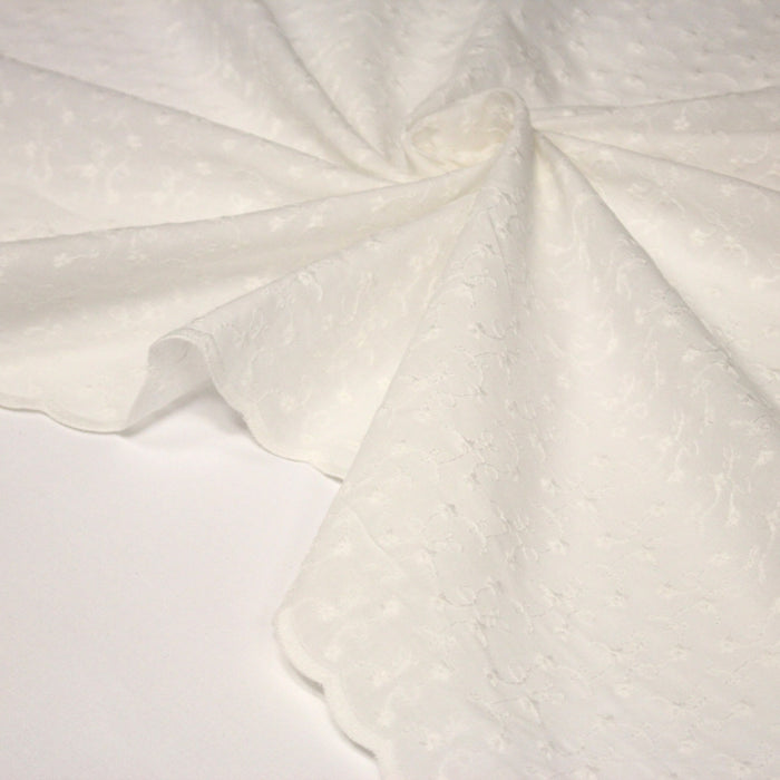 Tissu broderie anglaise fleurie 100% coton écru, à double feston