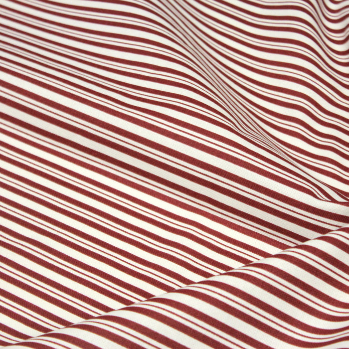 Tissu toile à matelas de coton aux rayures rouges, fond écru - COLLECTION VERSAILLES - TissusPapi.com