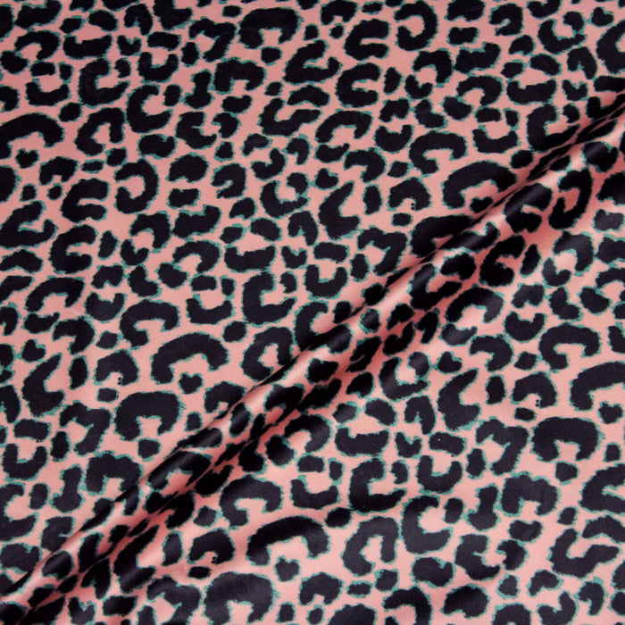 Tissu Velours ras motif léopard noir fond rose