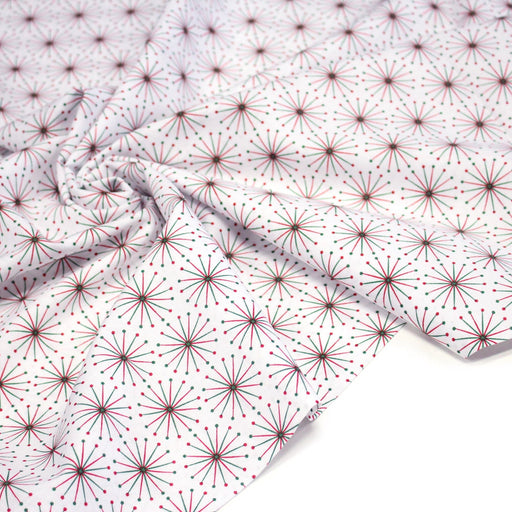 Tissu de Noël cotonnade aux étoiles vertes et rouges, fond blanc - TissusPapi.com