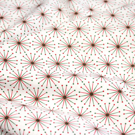 Tissu de Noël cotonnade aux étoiles vertes et rouges, fond blanc - TissusPapi.com