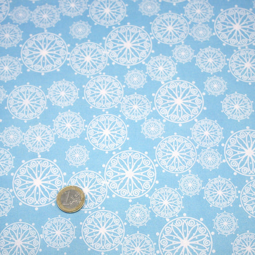 Tissu de Noël cotonnade bleu ciel aux rosaces blanches - TissusPapi.com