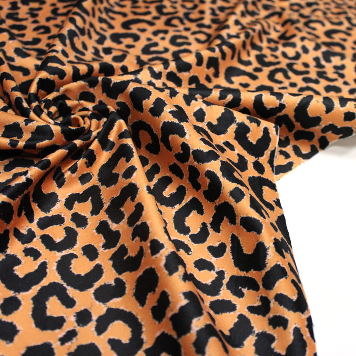 Tissu Velours ras motif léopard noir fond jaune safran