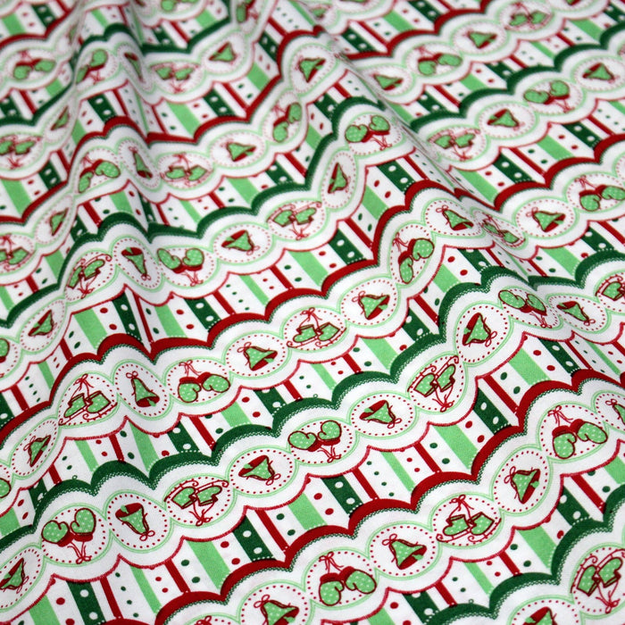 Tissu de Noël cotonnade blanc rouge vert aux cloches, gants et patins à glace sur fond rayé - TissusPapi.com