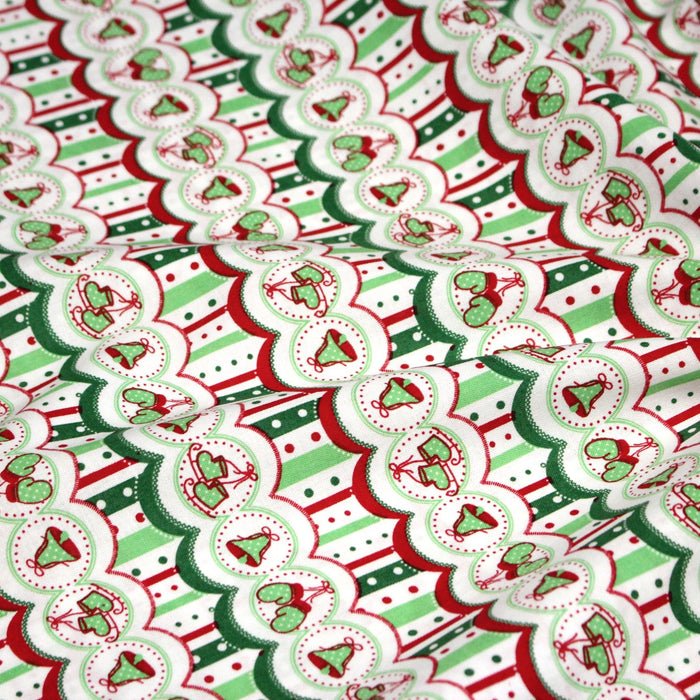 Tissu de Noël cotonnade blanc rouge vert aux cloches, gants et patins à glace sur fond rayé - TissusPapi.com