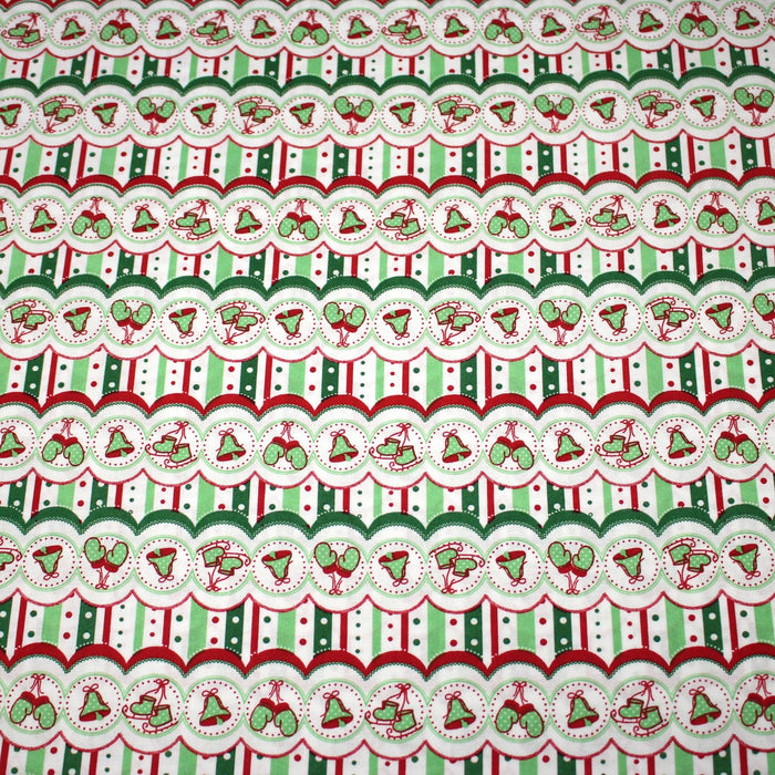 Tissu de Noël cotonnade blanc rouge vert aux cloches, gants et patins à glace sur fond rayé - TissusPapi.com