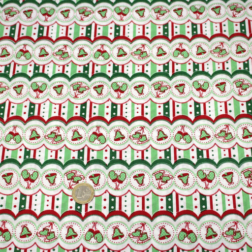 Tissu de Noël cotonnade blanc rouge vert aux cloches, gants et patins à glace sur fond rayé - TissusPapi.com