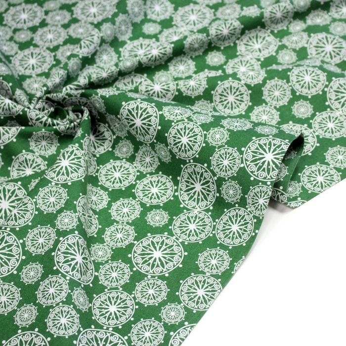 Tissu de Noël cotonnade vert aux rosaces blanches - TissusPapi.com