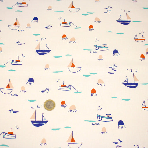 Tissu cotonnade blanc aux petits bateaux bleus et oranges - STANDARD 100 OEKO - TEX - TissusPapi.com