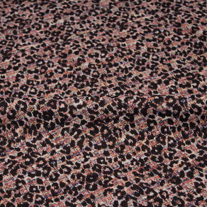 Tissu jacquard motif léopard noir sur fond faux uni rose rouge - COLLECTION LEOPARD