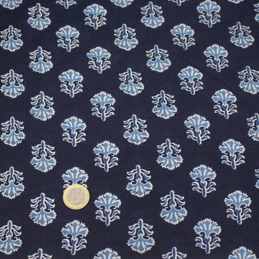 Tissu coton fin imprimé INDIENNES, bleu marine aux fleurs blanches et bleues - STANDARD 100 OEKO - TEX - TissusPapi.com